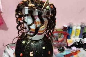 Los mejores ‘sombreros y peinados locos’ del 2024