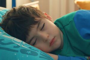 El pequeño Denis lloró toda la noche por su papá, Ozan