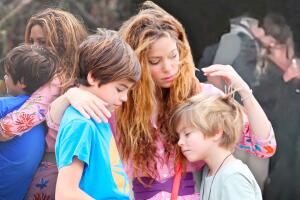 Shakira y Gerard Piqué: la cantante se deja ver abrazando a sus hijos tras aparición de Piqué con supuesta novia
