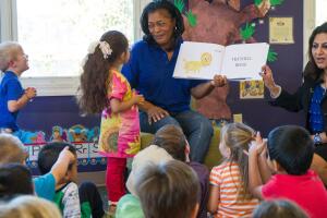 Una profesora en una escuela en Palo Alto, California.