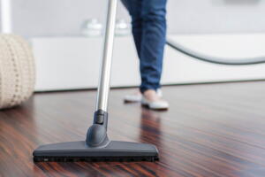 Saiba como limpar corretamente o piso de madeira