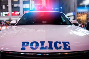 Hombre es asesinado con un bate de béisbol en Belt Parkway, Queens tras accidente de tránsito.