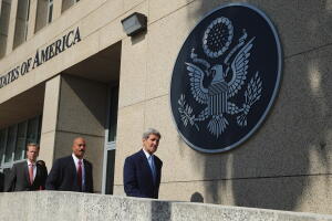 El Secretario de Estado John Kerry llega para la ceremonia de izamiento de bandera en la Embajada de los Estados Unidos en La Habana, Cuba
