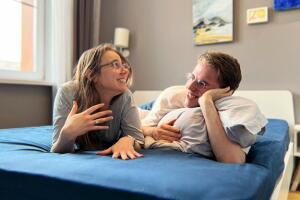 Aleksandr Zhadan y Karina Vyalshakaeva se conocieron en Tinder gracias a una herramienta de Inteligencia Artificial.