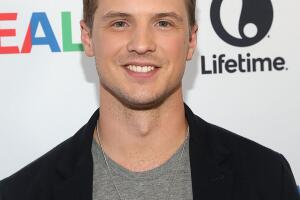 freddie-stroma-actor-bridgerton-netflix.jpg