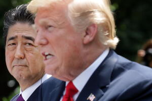 El primer ministro de Japón, Shinzo Abe, escucha al presidente Donald Trump en la Casa Blanca el 7 de junio de 2018.