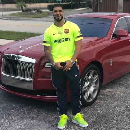 <b>Rolls-Royce Ghost</b>
<br>
<br>Anuel también es dueño de un Rolls-Royce Ghost, un auto que a través de la historia ha sido sinónimo de exclusividad, lujo y confort. Además, se caracteriza por la manera en que logra combinar su diseño clásico con elementos tecnológicos, sobre todo en su cabina.
<br>