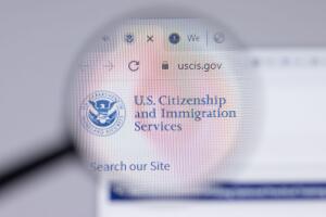 Cambio dirección USCIS ICE Corte 2025