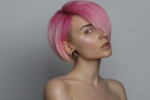 mujer-con-cabello-rosa-perforacion.jpg
