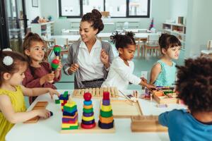 Nueva York ofrecerá cuidado infantil gratis para que padres disfruten una noche libre: cómo inscribirse.