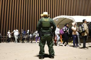 Propuesta de ley busca criminalizar a las personas indocumentadas en Arizona