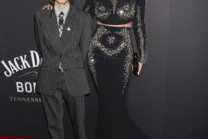 Emme, hija de JLo, se luce en estreno con un elegante traje.