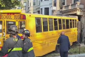 Autobús escolar choca contra edificio en Brooklyn y provoca evacuación; hay un herido.