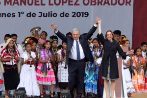 Miles de mexicanos festejan aniversario de triunfo electoral de López Obrador