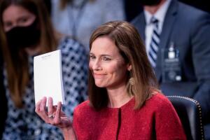 Amy Barrett muestra al Comité Judicial un cuaderno de apuntes en blanco.