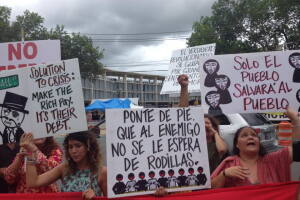 Manifestantes del campamento contra la junta de control fiscal en Hato Rey, Puerto Rico.
