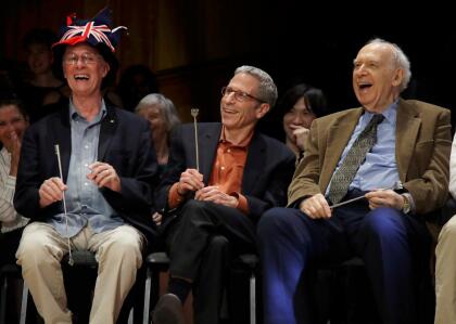 Rich Roberts, Eric Maskin y Jerome Friedman, junto a otros científicos galardonados con el verdadero Premio Nobel, participan en estos galardones e intervienen en la ceremonia de entrega. Hasta el momento,
<b>Andre Geim es el único caso que ha ganado ambos</b>: en el 2000 ganó el Ig Nobel por una investigación con ranas levitantes sobre imanes y 10 años después mereció el Nobel por su trabajo con el grafeno.