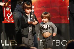 Shakira y Piqué con Milan y Sasha en una entrega de premios.