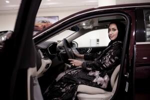 Una mujer saudita frente al volante por primera vez en casi 30 años.