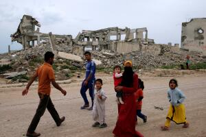 Displaced Iraqis who had fled their home make their way to Hammam al-Alil camp south of Mosul