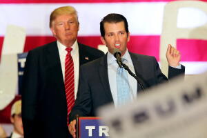 Donald J. Trump y su hijo durante la campaña 2016.