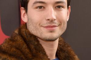 ezra-miller-las-estafadoras-estreno-2018.jpg