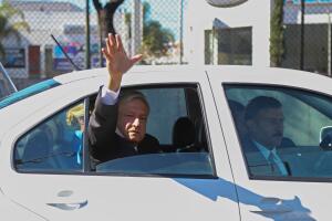 Andrés Manuel López Obrador saluda desde el vehículo en el queviajó rumbo a la Cámara de Diputados para ser investido como presidente. 