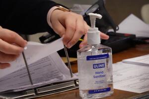 Una botella de desinfectante para manos se puso a disposición para quienes se registraron para votar en el centro de votación de la Escuela Secundaria de Artes de Chicago.