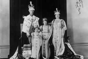 El rey Jorge VI junto a su familia, la reina Elizabeth Bowes-Lyon y sus hijas las princesas Elizabeth y Margarita, en la Coronación del Duque de York el 12 de mayo de 1937.