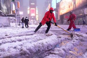 Limpieza nieve acumulada en Times Square NY.jpeg
