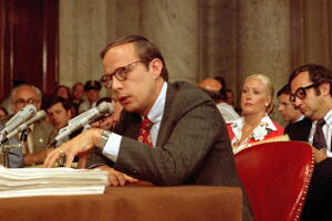 John Dean testifica ante el Comité del Watergate del Senado el 27 de junio de 1973.