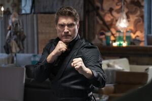 Sean Kanan como Mike Barnes en Cobra Kai - Curtis Bonds Baker Netflix.jpg