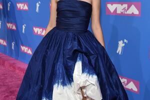 camila-cabello-vmas-2018-vestido-frente.jpg