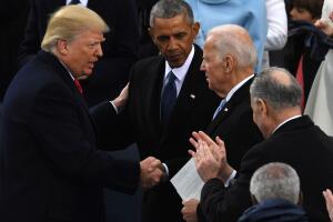 El presidente estadounidense Donald Trump (izquierda) conversa el expresidente Barack Obama (centro) y el exvicepresidente Joe Biden tras tomar posesión el 20 de enero del 2017 en el Capitolio. 