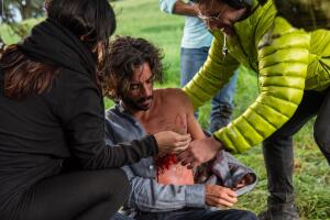 El actor recibe indicaciones para que la escena salga perfecta
