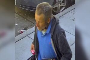 Policía pide ayuda para localizar a agresor de anciano

La policía de San Francisco está buscando al agresor de un anciano.

El sujeto ha sido acusado de atacar a un hombre de 83 años.

Se estima que el sospechoso tiene entre 35 y 45 años.

Es un hombre adulto blanco de cabello claro.

FRASE
Fue visto por última vez con una chaqueta con capucha de color oscuro, una camisa de cuello azul, pantalones de camuflaje y zapatos negros, y carga una bolsa de plástico negra grande.
Departamento de Policía de San Francisco

Si tienes información de este sujeto llama al 415-575-4444.
