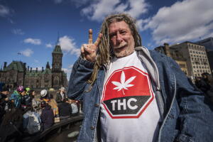 Cientos de personas se concentraron frente al edificio del parlamento canadiense en Ottawa a le espera de la votación sobre la Ley Cannabis.
