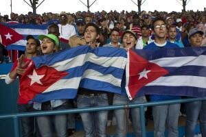 Obama disfruta del juego de béisbol en La Habana