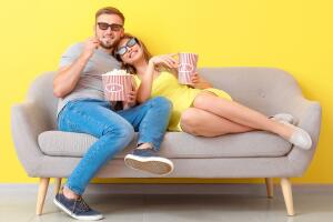 pareja-sentada-en-sofa-10.jpg
