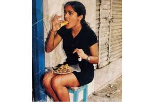 Salma Hayek comeindo tacos.jpg