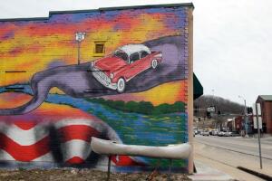 Un mural da la bienvenida a los conductores a lo largo de la antigua Ruta 66, justo antes de la plaza en Waynesville, Misuri.