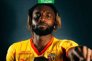 Allan Saint-Maximin con la playera de su nuevo club, Lens
