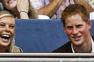 Chelsy Davis, hija de un millonario, fue la primera novia conocida del príncipe Harry. Su amor comenzó en 2004 y duró siete años. La joven ya asistía a eventos públicos en compañía de su novio y hasta fue invitada a la boda real de William y Kate Middleton.