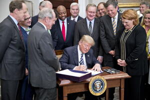 Trump prometió como candidato desmontar las regulaciones de la llamada ley Dodd Frank sobre el sector financiero y está cumpliendo, aunque más lento de lo que deseaba.
