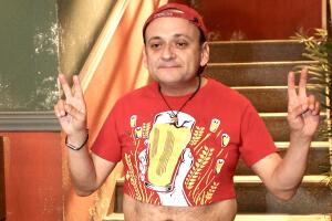 Eduardo España como Germán, de Vecinos.