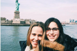 Margarita Magaña de viaje con su hija