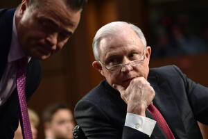 Jeff Sessions se prepara para hablar en el Comité de Inteligencia del Senado el 13 de junio de 2017