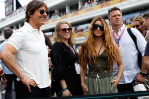 Shakira se dejó fotografiar muy contenta al lado de Tom Cruise durante el Grand Prix de Miami de la F1.  