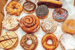 Dónde encontrar las dónuts más deliciosas de Nueva York - Peter Pan Donut & Pastry Shop.png