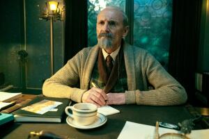 Reginald Hargreeves the umbrella academy tercera temporada.jpg